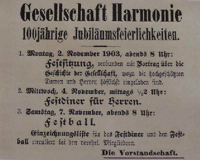 Gedruckte Einladung in Frakturschrift, überschrieben „Gesellschaft Harmonie — 100jährige Jubiläumsfeierlichkeiten“; darunter drei nummerierte Programmpunkte für den November 1903, unterzeichnet „Die Vorstandschaft“.